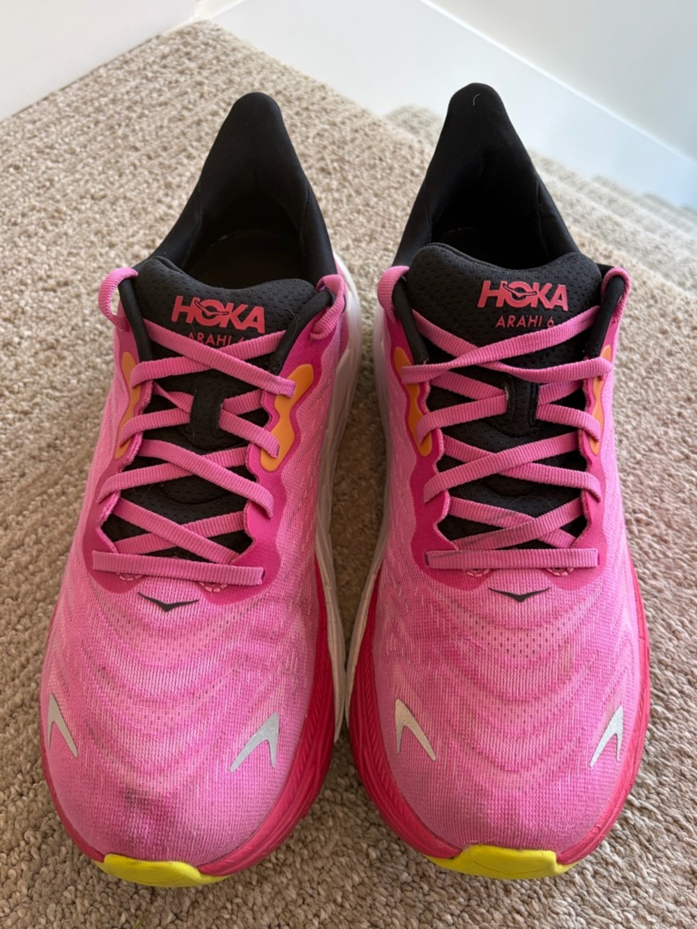 HOKA ARAHI 6 in Good Condition Great Brand. Pink with black details. Sz. 11